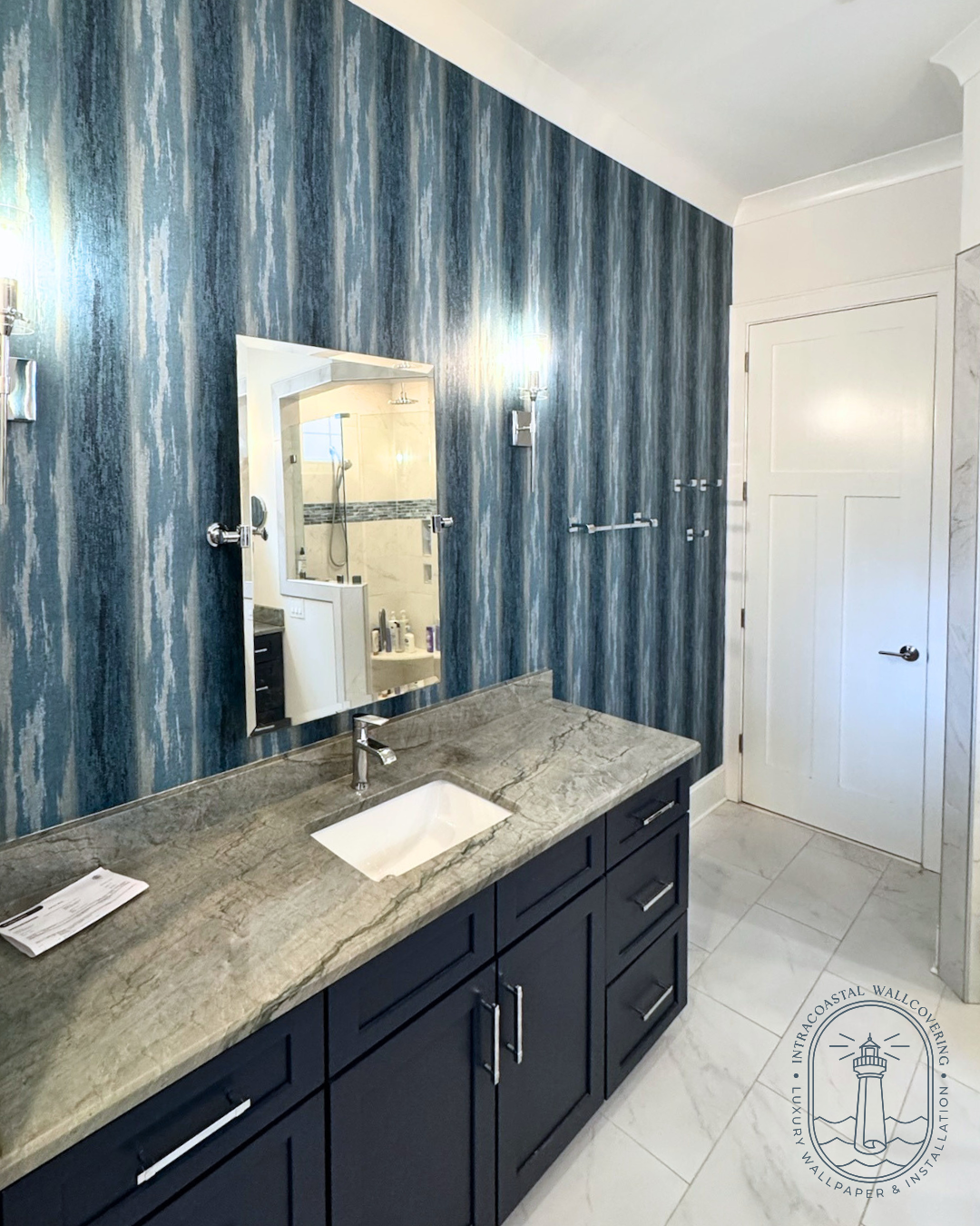 Wallpaper installation: holiday-season wallpaper project